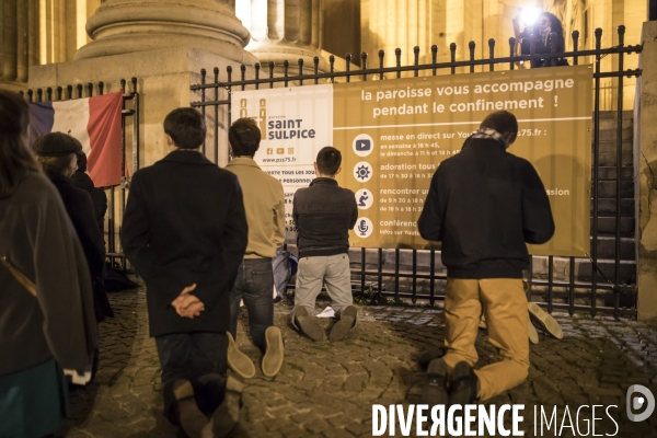 Prières de rue devant l église Saint-Sulpice