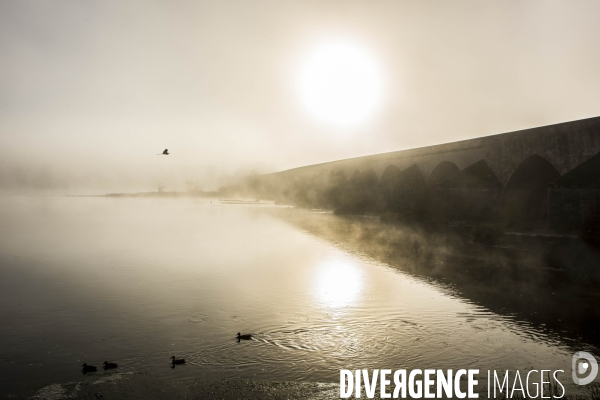 Pont de la Loire le matin dans le brouillard