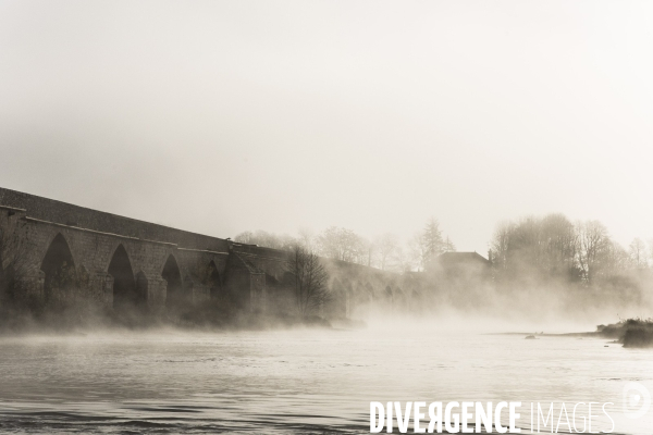 Pont de la Loire le matin dans le brouillard