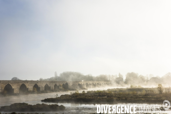 Pont de la Loire le matin dans le brouillard