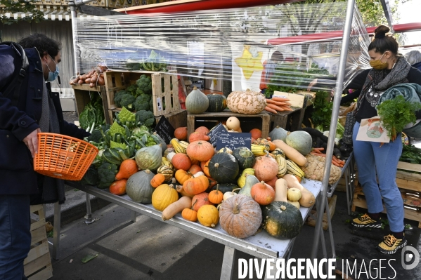 Covid-19 : Port du masque obligatoire sur les marchés parisiens. Wearing a protective mask against the spread of the virus Covid-19 Coronavirus.