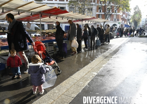 Covid-19 : Port du masque obligatoire sur les marchés parisiens. Wearing a protective mask against the spread of the virus Covid-19 Coronavirus.