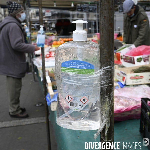 Covid-19 : Port du masque obligatoire sur les marchés parisiens. Wearing a protective mask against the spread of the virus Covid-19 Coronavirus.