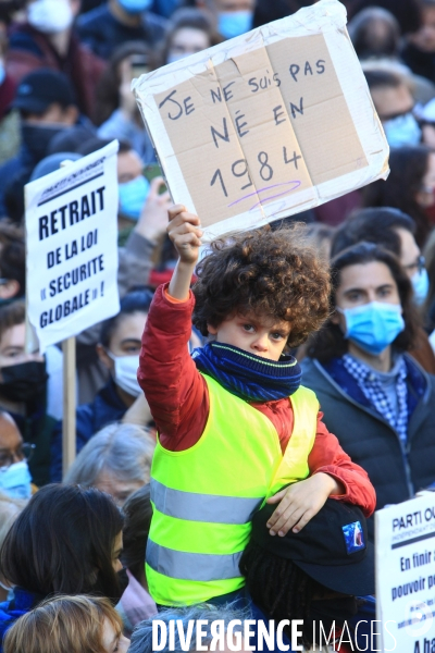 Manifestation parisienne contre la loi sécurité globale