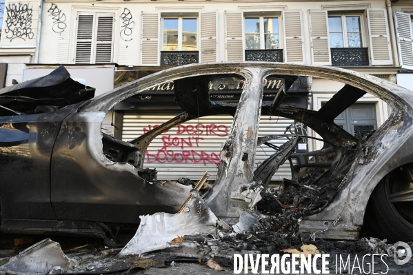 Dégradations en marge de la manifestation contre le projet de loi SECURITE GLOBALE, la Marche des libertés du 28 novembre 2020. Demonstration against new security law project against freedom of information.