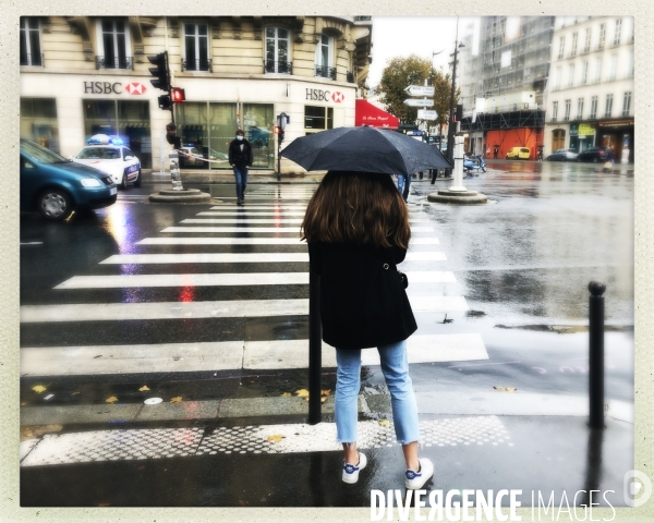 Femme sous la pluie