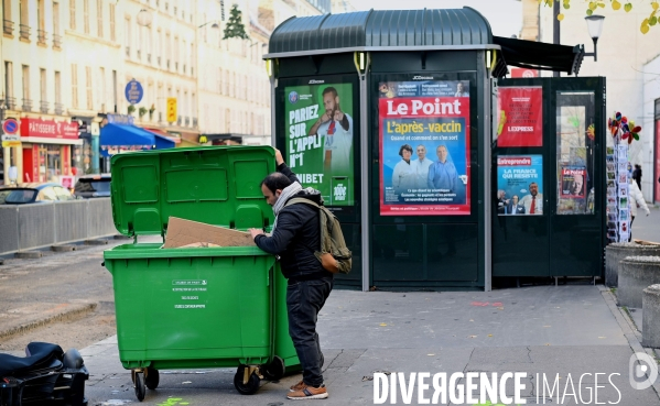 Un homme fouille les poubelles rue lecourbe