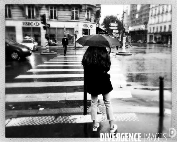 Femme sous la pluie