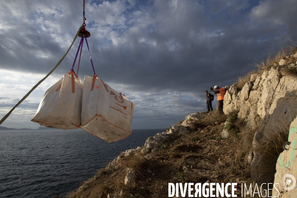 Héliportage. Actions sur les plantes exotiques envahissantes à l île de Frioul