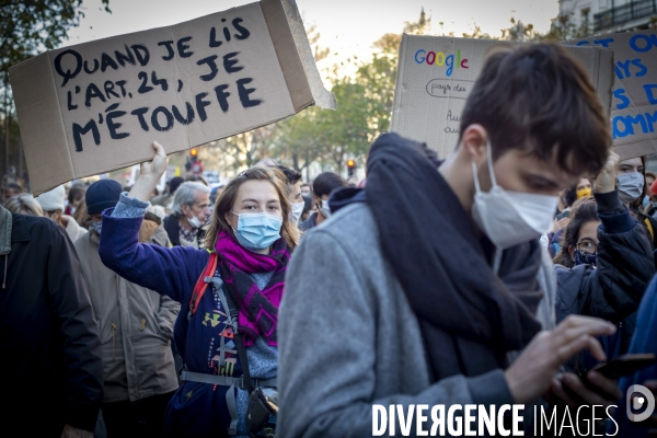 Manifestation contre la loi  Sécurité globale  et son article 24 entre République et Bastille à Paris