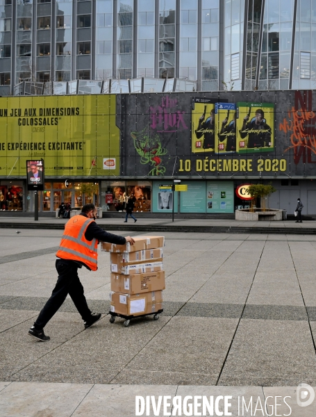 Livreur sur parvis de la défense