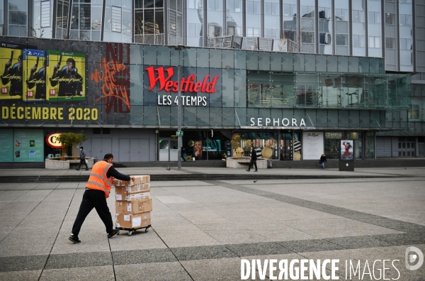 Livreur sur parvis de la défense