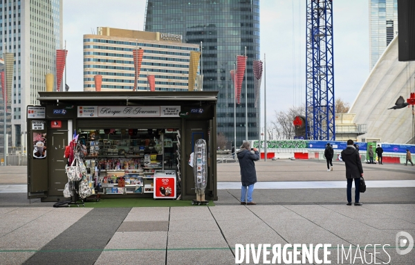 Kiosque à journaux sur parvis de la défense