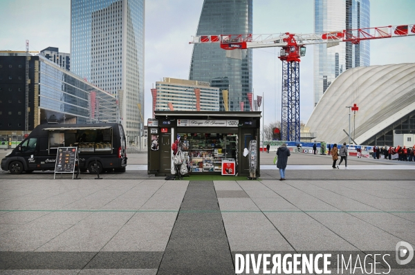 Kiosque à journaux sur parvis de la défense