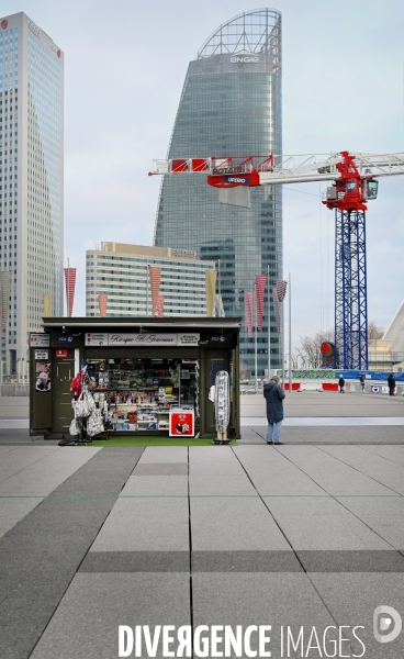 Kiosque à journaux sur parvis de la défense