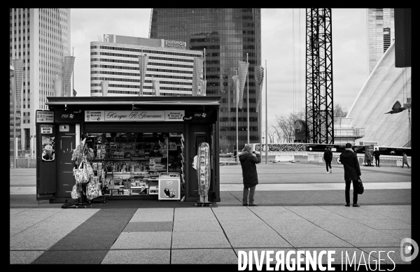 Kiosque à journaux sur parvis de la défense