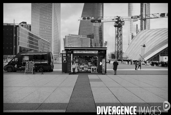 Kiosque à journaux sur parvis de la défense