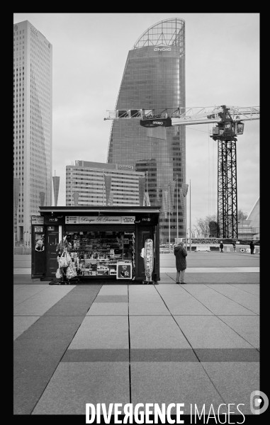 Kiosque à journaux sur parvis de la défense