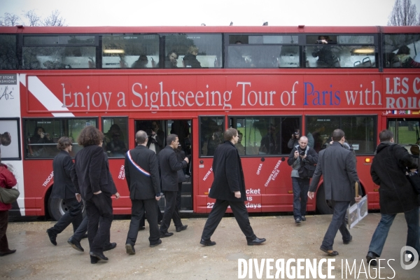 Cellule Françafrique - Sommet France - Afrique des chefs d État - Visite en bus impérial des hauts lieux parisiens de la Françafrique pour dénoncer les relations entre la France et les dictateurs africains.