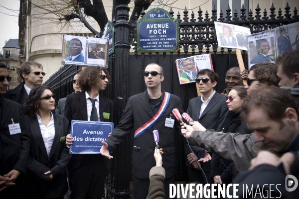 Cellule Françafrique - Sommet France - Afrique des chefs d État - Visite en bus impérial des hauts lieux parisiens de la Françafrique pour dénoncer les relations entre la France et les dictateurs africains.