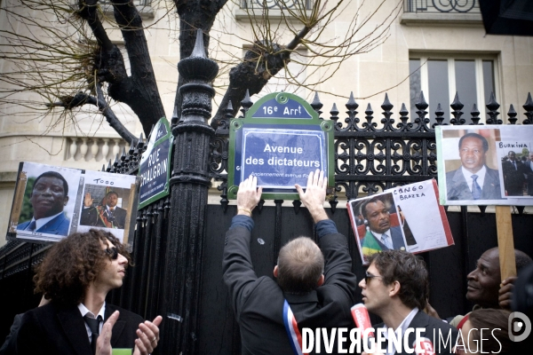 Cellule Françafrique - Sommet France - Afrique des chefs d État - Visite en bus impérial des hauts lieux parisiens de la Françafrique pour dénoncer les relations entre la France et les dictateurs africains.