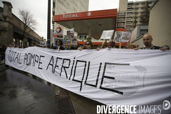 Cellule Françafrique - Sommet France - Afrique des chefs d État - Visite en bus impérial des hauts lieux parisiens de la Françafrique pour dénoncer les relations entre la France et les dictateurs africains.