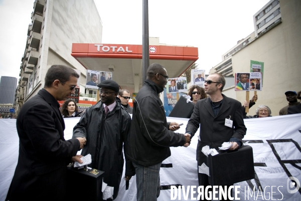 Cellule Françafrique - Sommet France - Afrique des chefs d État - Visite en bus impérial des hauts lieux parisiens de la Françafrique pour dénoncer les relations entre la France et les dictateurs africains.