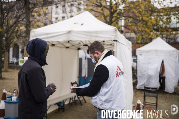 Clinique mobile de msf dans paris.