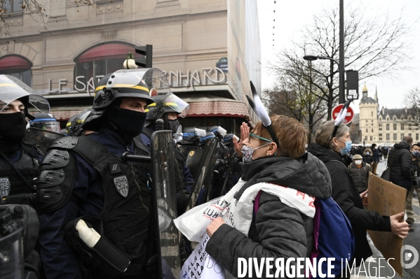 Manifestation contre le projet de loi SECURITE GLOBALE PPL, la marche des libertés du 12 decembre 2020. Demonstration against new security law project against freedom of information.