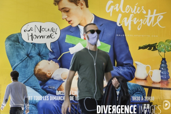 Affiche publicitaire sur un mur des Galeries Lafayettes.