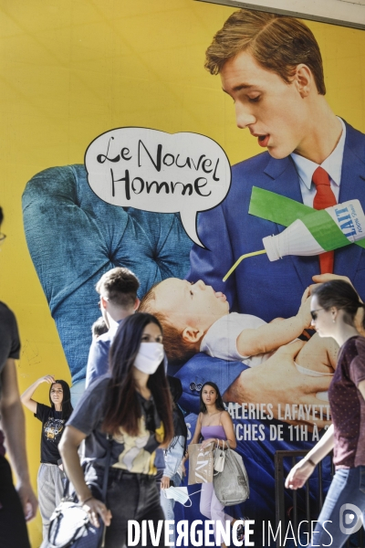 Affiche publicitaire sur un mur des Galeries Lafayettes.