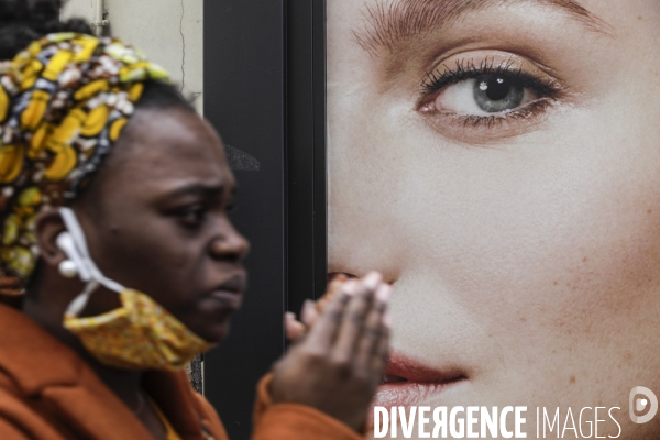 Affiche publicitaire sur la vitrine d un joallier  DJULA  rue de Passy.