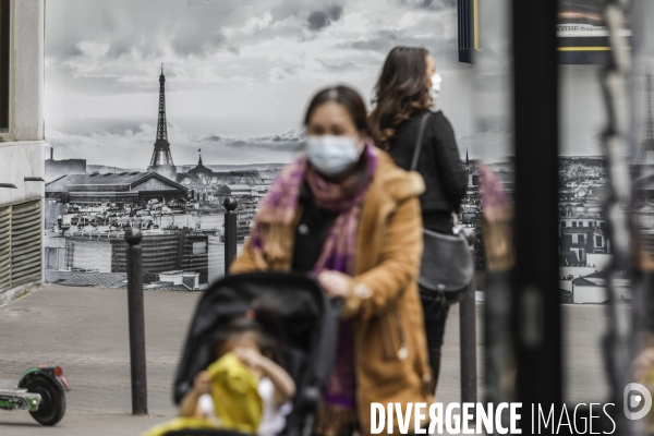 Affiche d une vue de Paris sur un mur rue de Passy.