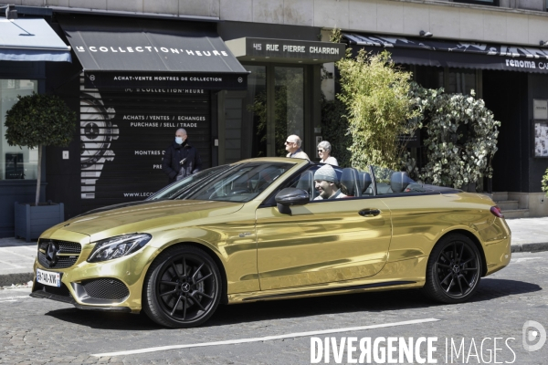 Voiture de luxe Mercedes avec une peinture couleur OR