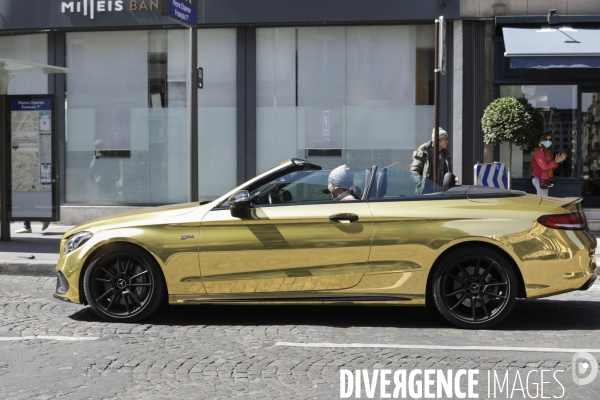 Voiture de luxe Mercedes avec une peinture couleur OR
