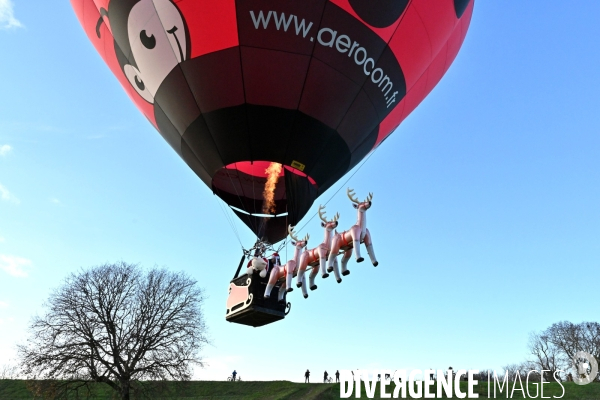 Le Père Noël s envole de Blois en montgolfière