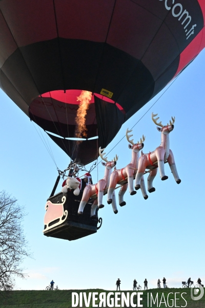 Le Père Noël s envole de Blois en montgolfière