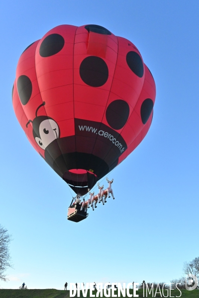Le Père Noël s envole de Blois en montgolfière
