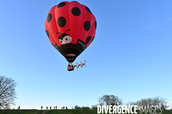 Le Père Noël s envole de Blois en montgolfière