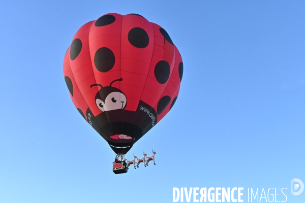 Le Père Noël s envole de Blois en montgolfière