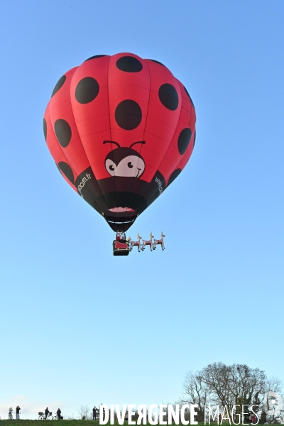 Le Père Noël s envole de Blois en montgolfière