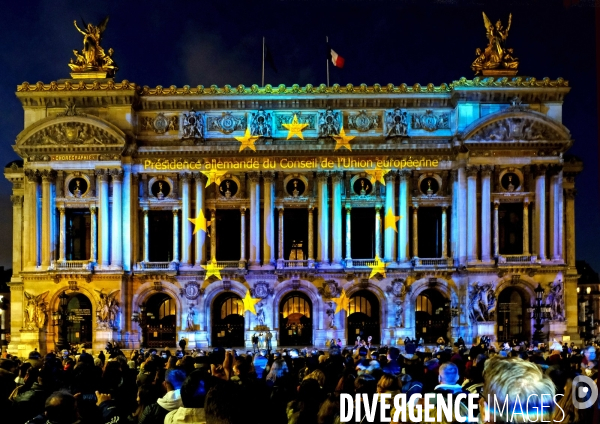 Un spectacle video celebre, sur la facade de l Opéra Garnier, l Europe et l amitié franco-allemande