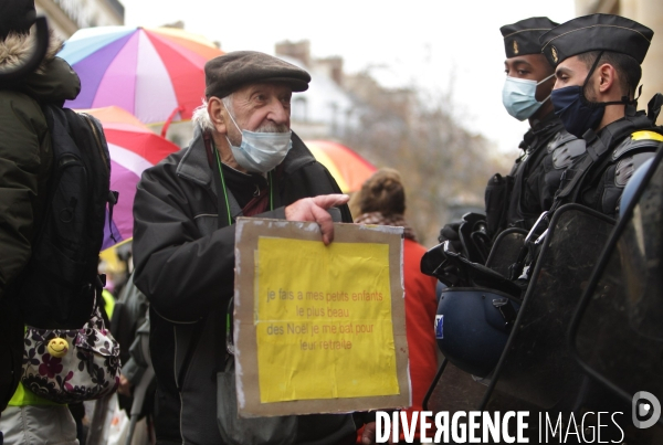 Manifestation des Gilets Jaunes place du Palais Royal