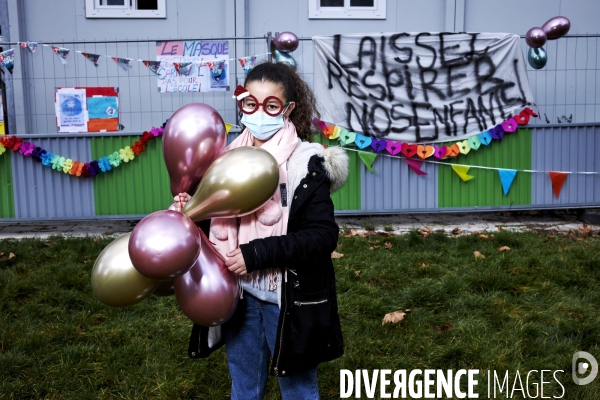 Manifestation contre le masque à l école