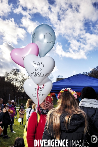 Manifestation contre le masque à l école