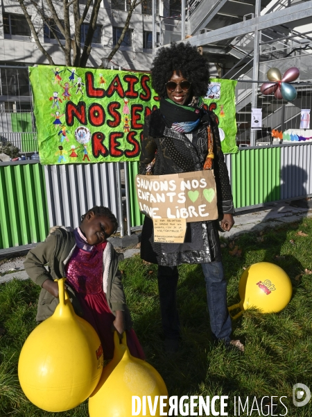 Enfants : Regroupement contre le masque à l école.