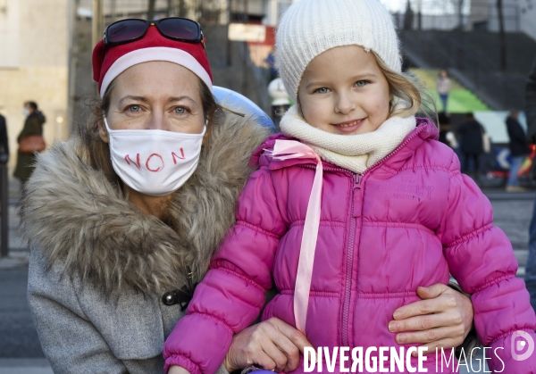 Enfants : Regroupement contre le masque à l école.