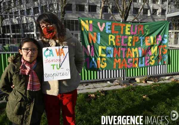 Enfants : Regroupement contre le masque à l école.