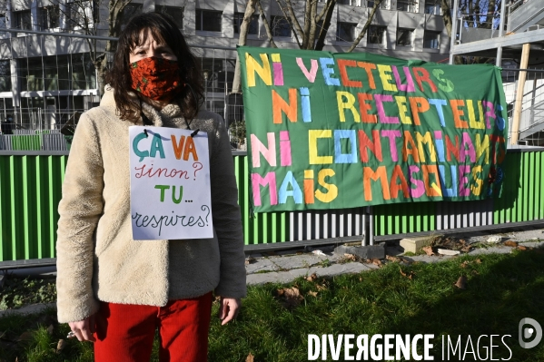 Enfants : Regroupement contre le masque à l école.