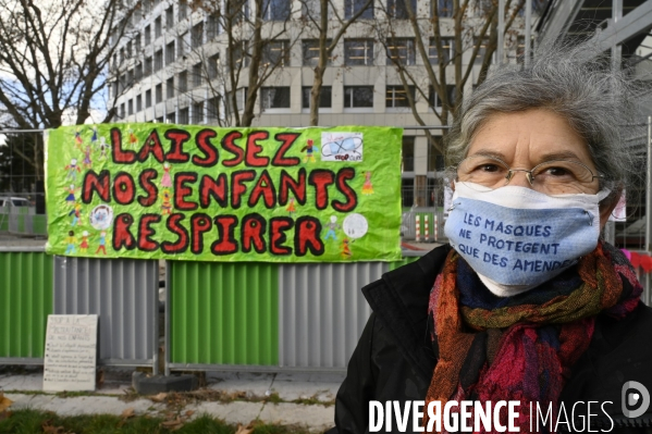 Enfants : Regroupement contre le masque à l école.